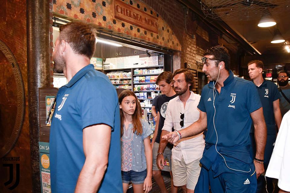 Tân binh Szczesny cũng kịp  có mặt trong đoàn, anh vừa chuyển đến Juventus với giá trị 10 triệu bảng từ Arsenal.