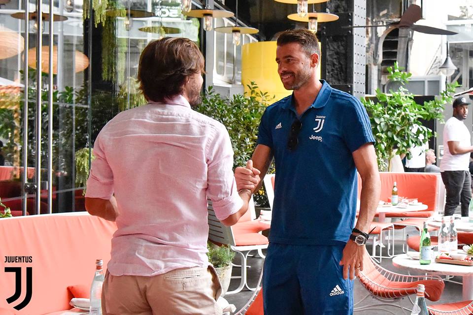 Các ngôi sao khác của Juventus cũng không ngừng tay bắt mặt mừng với Pirlo.