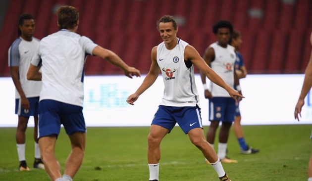 David Luiz cũng rất vui vẻ trên sân tập.