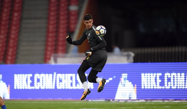 Thibaut Courtois biểu diễn kỹ năng cùng bóng.