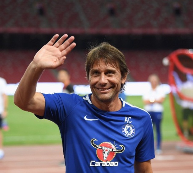 HLV Antonio Conte tươi cười chào khán giả.