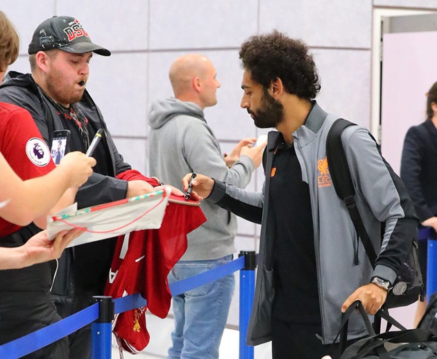 Anh cũng không ngại ngần ký tặng NHM. Ảnh: Daily Star.