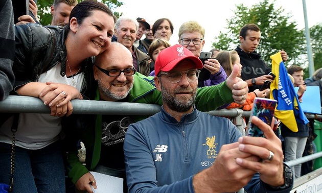 HLV Jurgen Klopp cùng 'tự sướng' với các CĐV tại Đức. Ảnh: Liverpool.