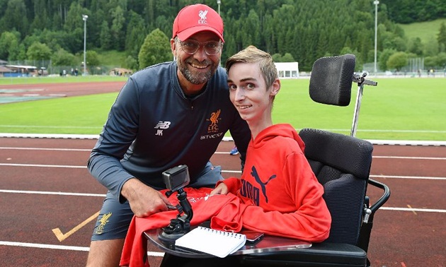 Một CĐV đặc biệt của Liverpool được vào tận sân tập với Klopp. Ảnh: Liverpool.