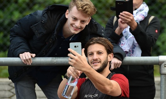 Adam Lallana rạng rỡ bên một CĐV trẻ tuổi. Ảnh: Liverpool.