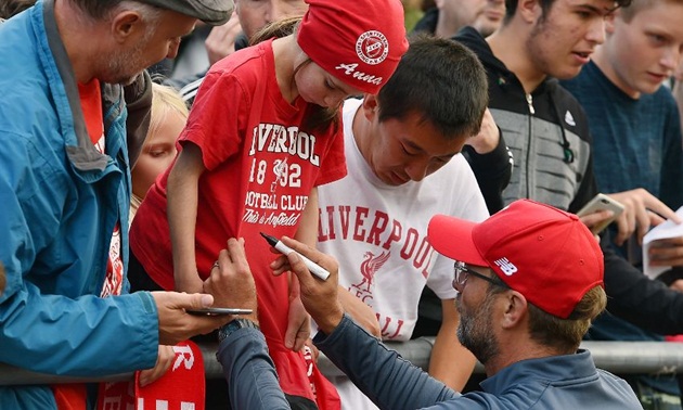 Một CĐV nhí được Klopp ký tặng. Ảnh: Liverpool.