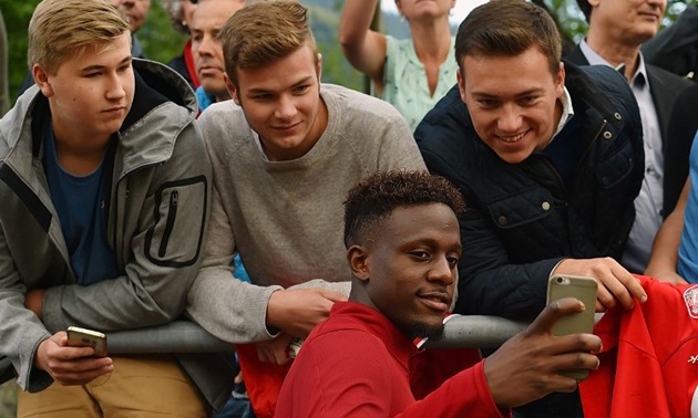 Ảnh Liverpool tự sướng cùng fan - Bóng Đá