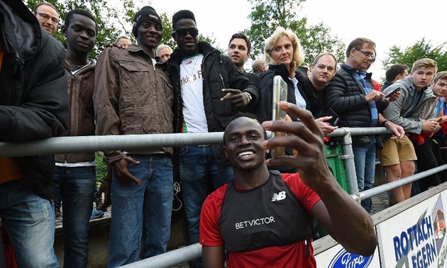 Sadio tỏ ra rất thích thú với hoạt động này cùng NHM. Ảnh: Liverpool.