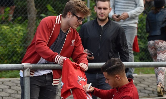 Các CĐV may mắn còn được ký tặng. Ảnh: Liverpool.