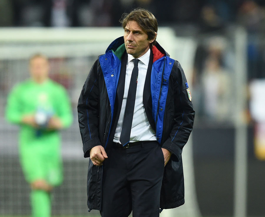 10. Antonio Conte (Chelsea) - 48 tuổi. Ảnh: Daily Star.