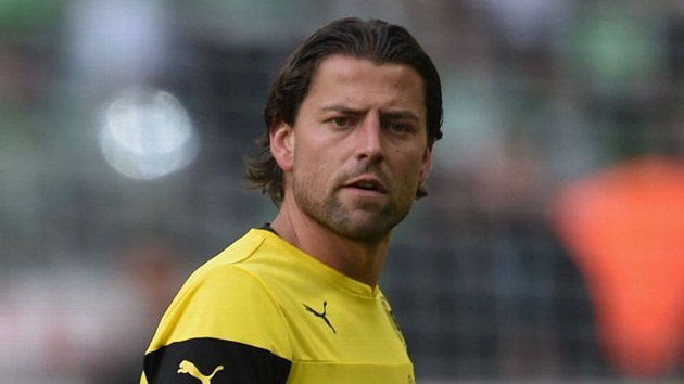 347 - Roman Weidenfeller đã có 347 trận thi đấu cho Borussia Dortmund tại đấu trường Bundesliga, chỉ thấp hơn Michael Zorc (463 lần).