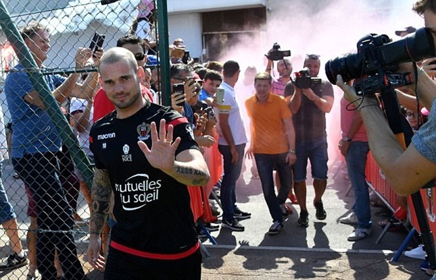 Năm nay đã 33 tuổi nhưng Sneijder vẫn gieo niềm tin mãnh liệt cho NHM Nice. Ảnh: Daily Mail.