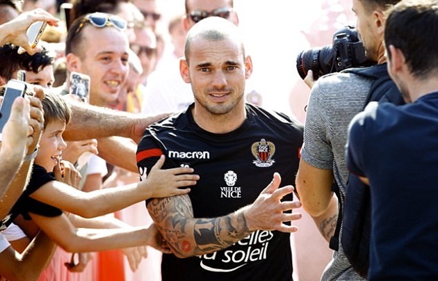 Rất đông NHM, phóng viên đã chào đón anh như một người hùng của đội bóng. Ảnh: Daily Mail.