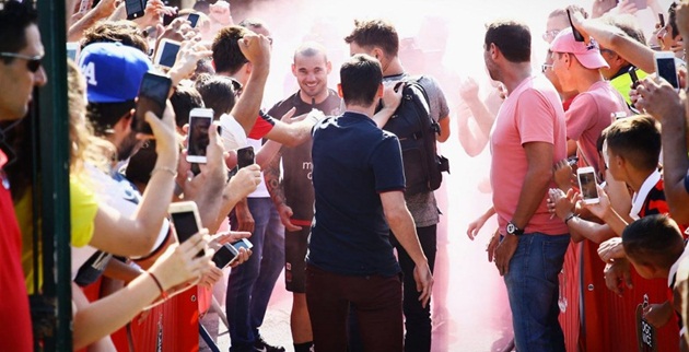 Rất nhanh chóng sau đó, anh đã ra sân tập luyện cùng đồng đội mới. Ảnh: Daily Mail.