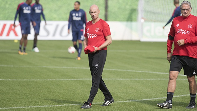 HLV Marcel Keizer khá nghiêm túc trên sân tập.