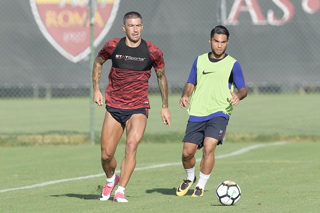 Aleksandar Kolarov khoe cơ đùi cuồn cuộn.