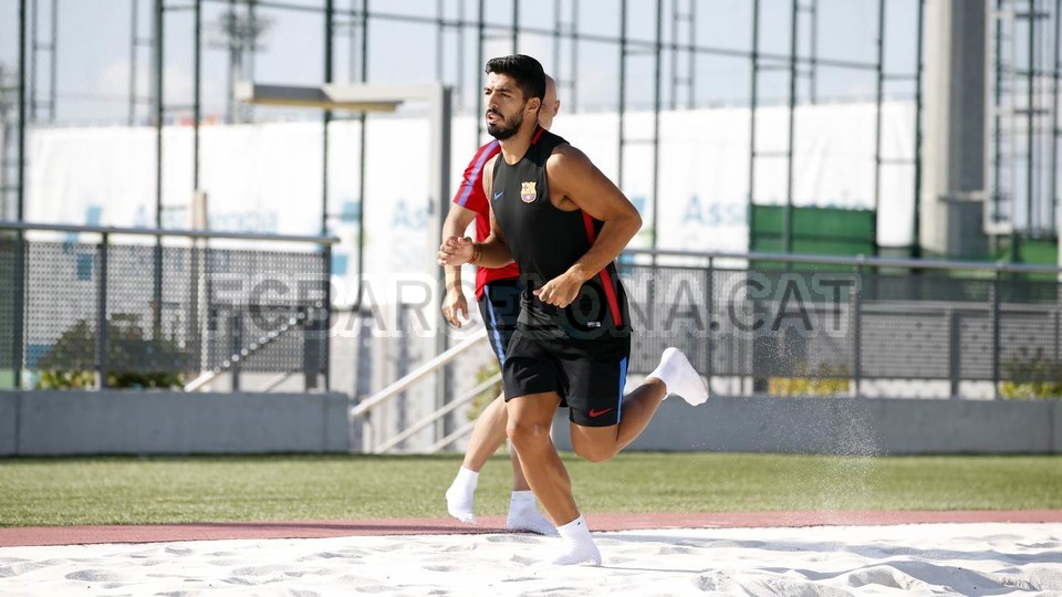 Suarez thực hiện bài tập dưới sự giám sát của HLV. Ảnh: Barcelona.