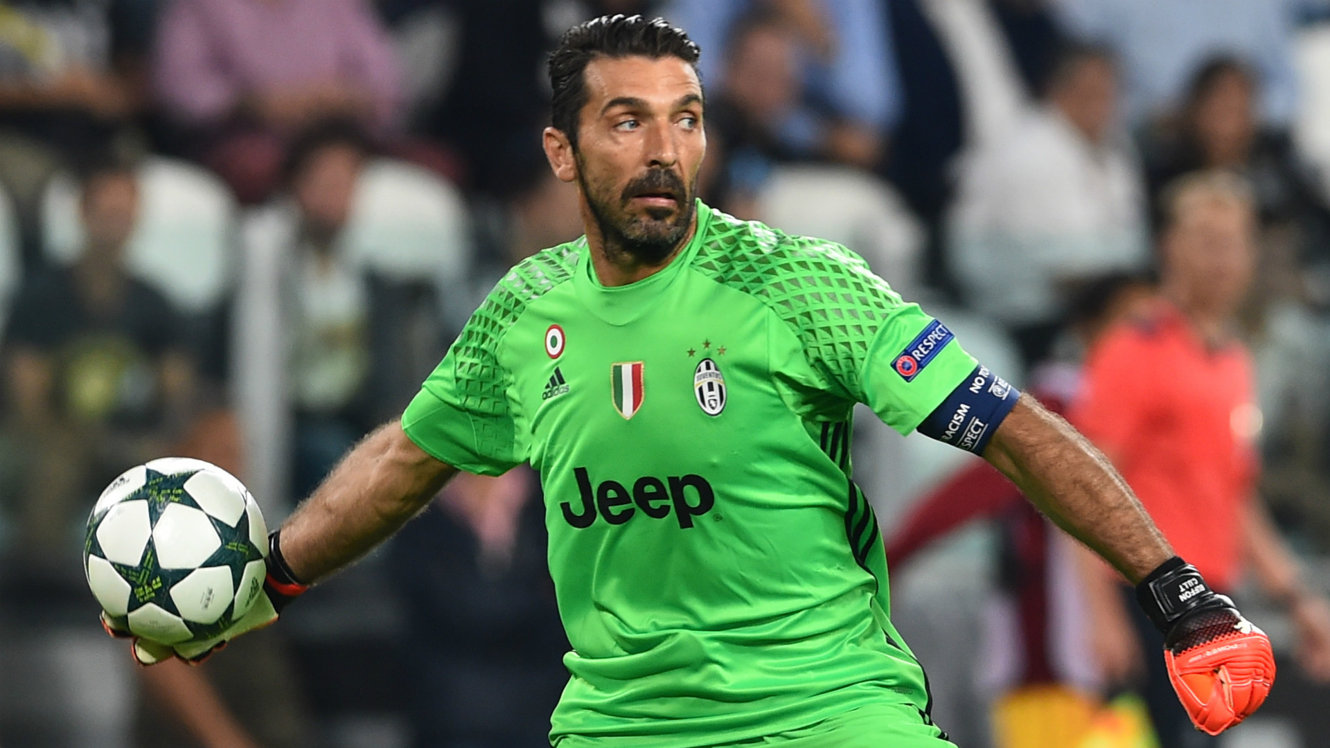Buffon cho rằng các trọng tài đã lạm dụng công nghệ VAR.