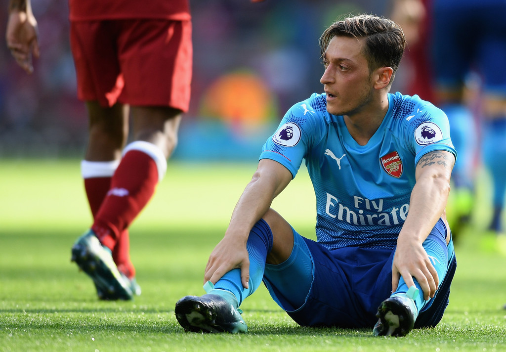 Ozil và các đồng đội bất lực trước Liverpool.