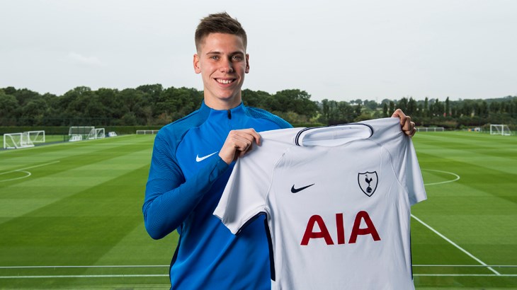 Foyth rạng rỡ trong ngày gia nhập Tottenham.