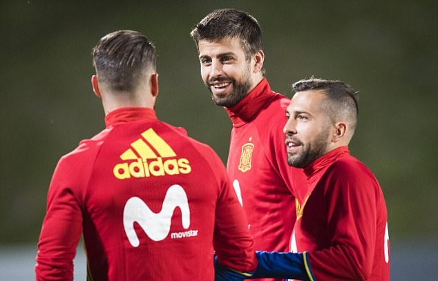 Anh thậm chí còn cười đùa với Jordi Alba và Gerard Pique. Có vẻ khi về tuyển, mọi hận thù cá nhân đều được gạt sang một bên. Ảnh: Daily Mail.