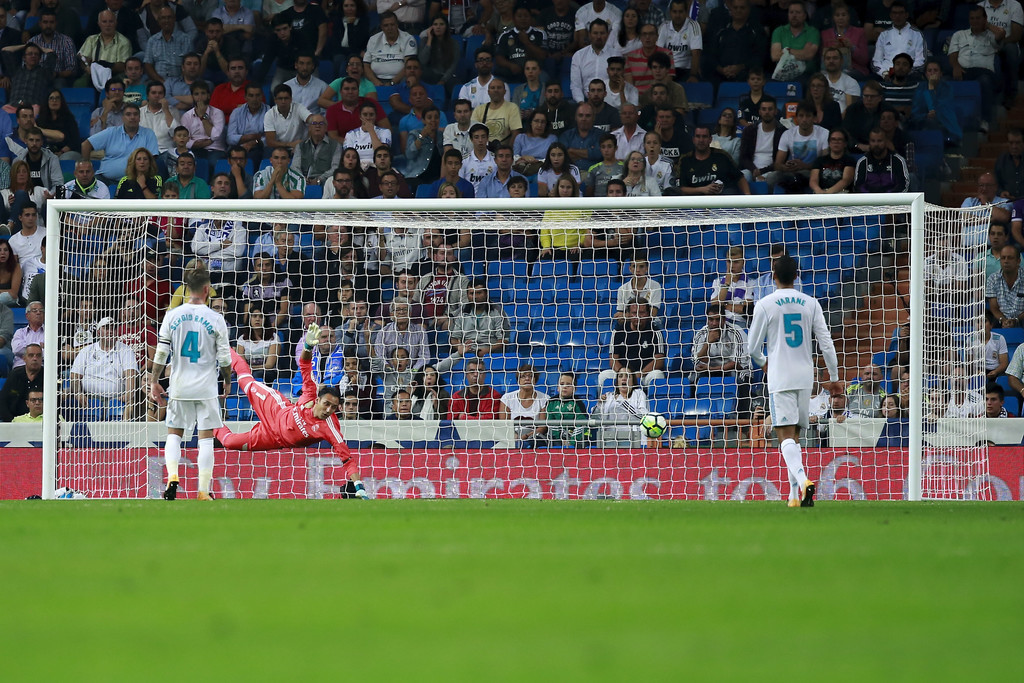 Phút bù giờ thứ 4 của trận đấu, Real bị thủng lưới đầy nghiệt ngã.