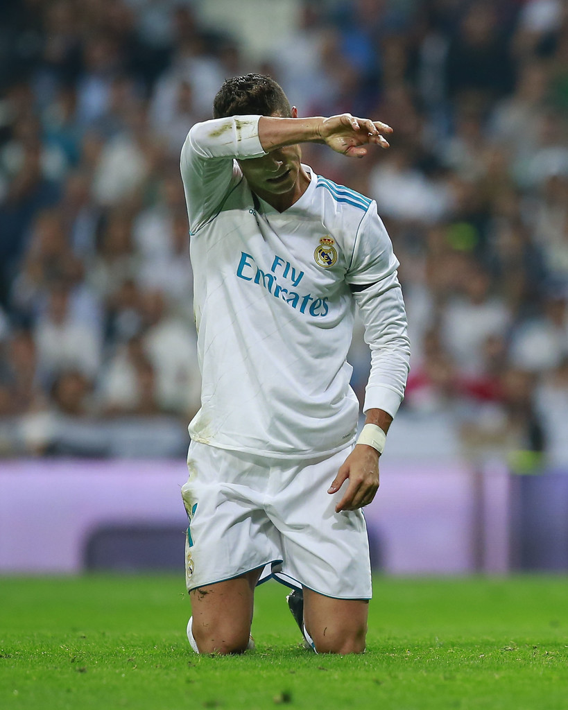 Cristiano Ronaldo nỗ lực dứt điểm nhưng không thành công.