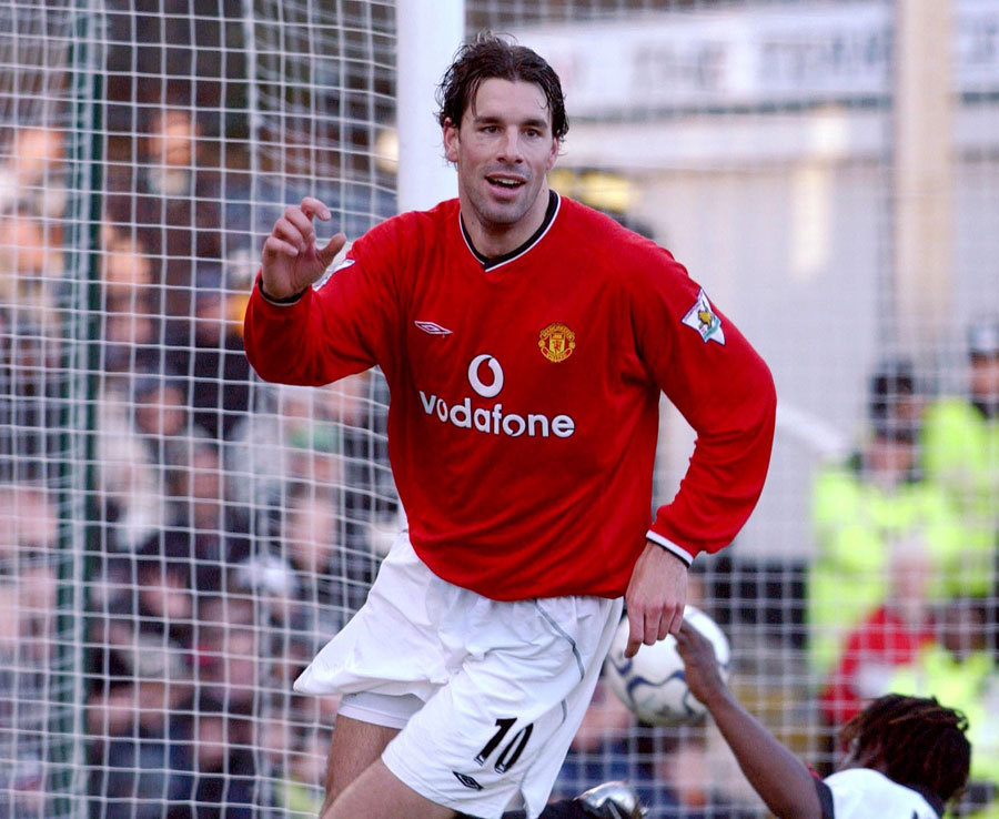 10. Ruud van Nistelrooy (Manchester United mùa 2001/02) – Van Nistelrooy gia nhập một đội hình mạnh mẽ của M.U và ghi được 23 bàn sau 32 trận ở Ngoại hạng Anh. Tiền đạo Hà Lan đồng thời giành được giải Cầu thủ hay nhất mùa giải do PFA bình chọn. Ảnh: Daily Star.