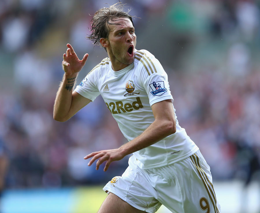 8. Michu (Swansea City mùa 2012/13) – Đến bây giờ, Michu vẫn gắn liền với cái tên ‘Ngôi sao một mùa’ nhờ quãng thời gian đáng nhớ tại Swansea. Từ một cầu thủ vô danh, anh tạo nên cơn sốt tại Ngoại hạng Anh với việc ghi tới 22 bàn trên mọi đấu trường. Ảnh: Daily Star.