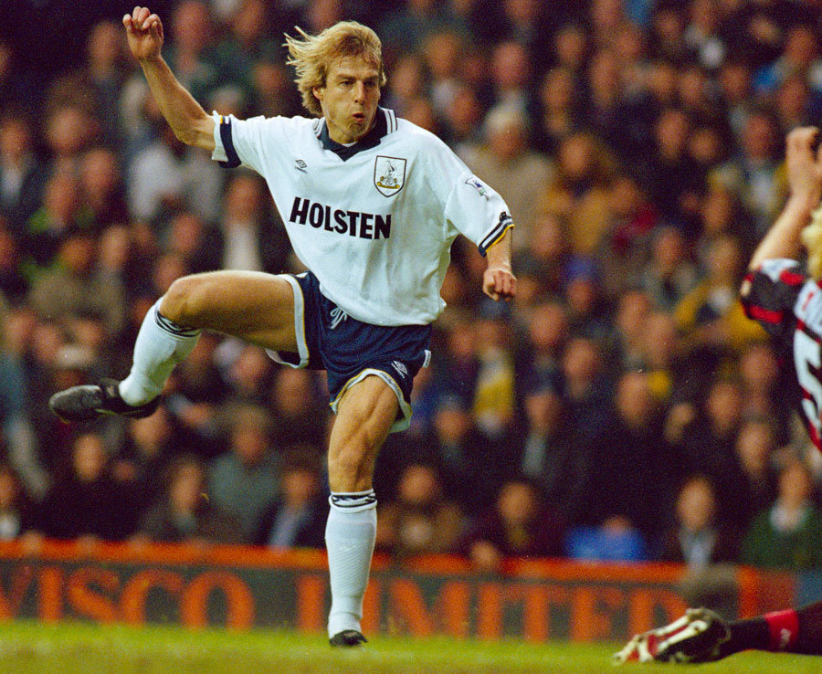 6. Jurgen Klinsmann (Tottenham Hotspur mùa 1994/95) – Klinsmann bị dò xét rất nhiều trong những ngày đầu đến Anh thi đấu vì những thông tin không tốt về bản thân trước đó. Tuy nhiên, ông nhanh chóng đập tan mọi chỉ trích với việc ghi đến 30 bàn trên mọi đấu trường trong mùa giải đầu tiên. Ảnh: Daily Star.