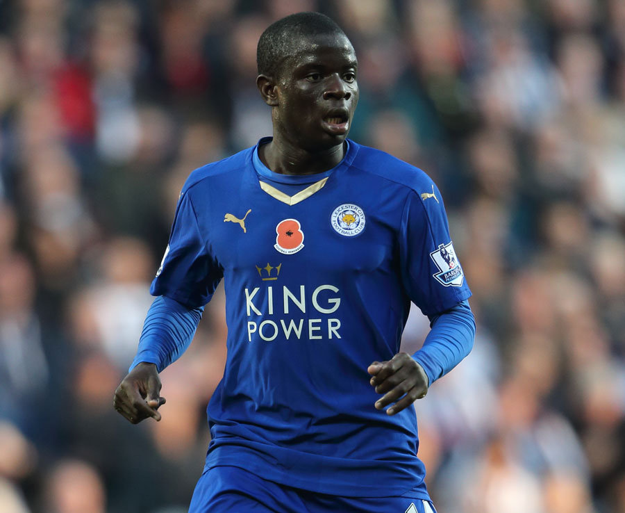 5. N’Golo Kante (Leicester City mùa 2015/16) – Ngay trong mùa giải đầu tiên ra mắt Ngoại hạng Anh, Kante đã trở thành tiền vệ trung tâm hay nhất giải đấu. Sự hiện diện của anh là chìa khóa giúp Leicester chơi cực kỳ vững chắc để thẳng tiến đến ngôi vô địch một cách thần kỳ trong lịch sử. Ảnh: Daily Star.