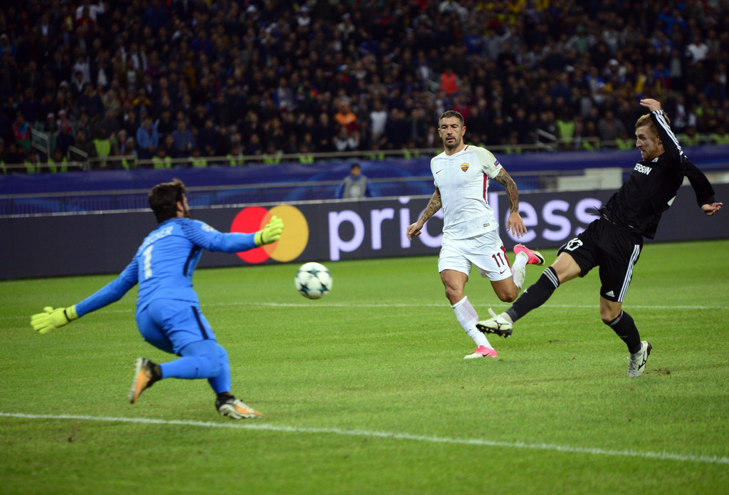 Đến phút 28, Qarabag có bàn rút ngắn tỷ số nhờ cú dứt điểm của Pedro Henrique.