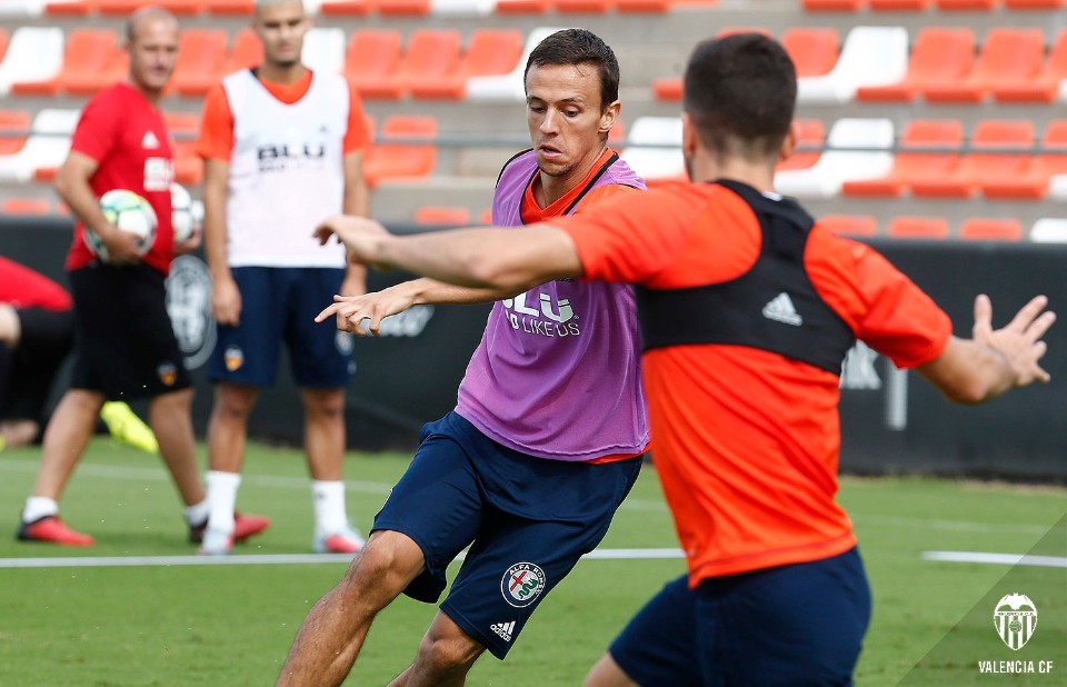 Chỉ phải thi đấu ở La Liga và Cúp nhà Vua, Valencia rất thoải mái trong việc duy trì lực lượng và thể lực.