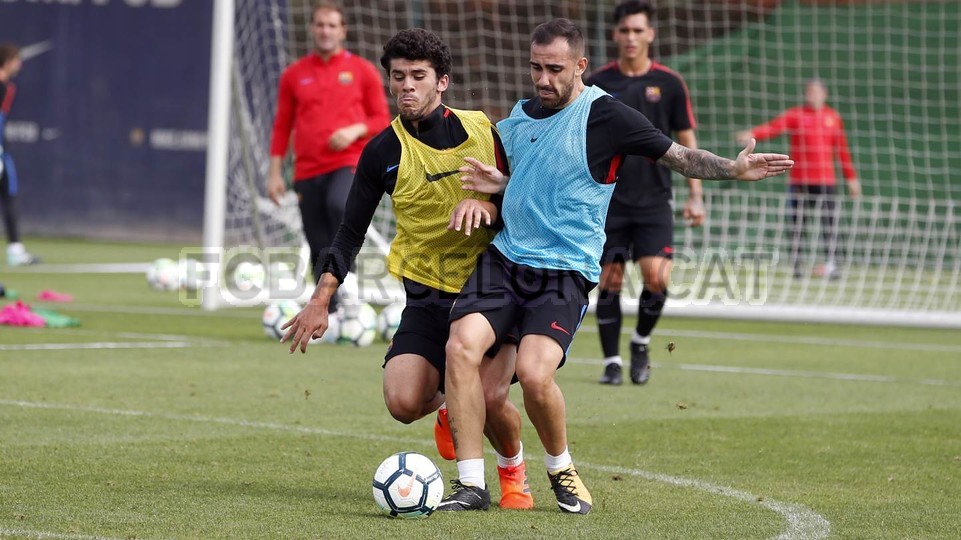 Carles Alena và Alcacer trong một pha tranh bóng.