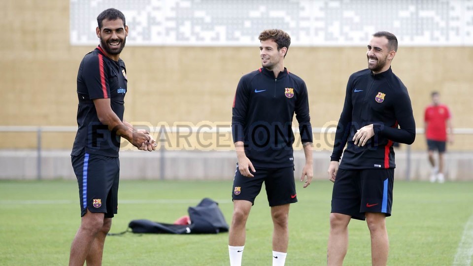 Tiền đạo Paco Alcacer vui vẻ trên sân tập dù cơ hội ra sân của anh trong mùa giải này là rất hạn chế.