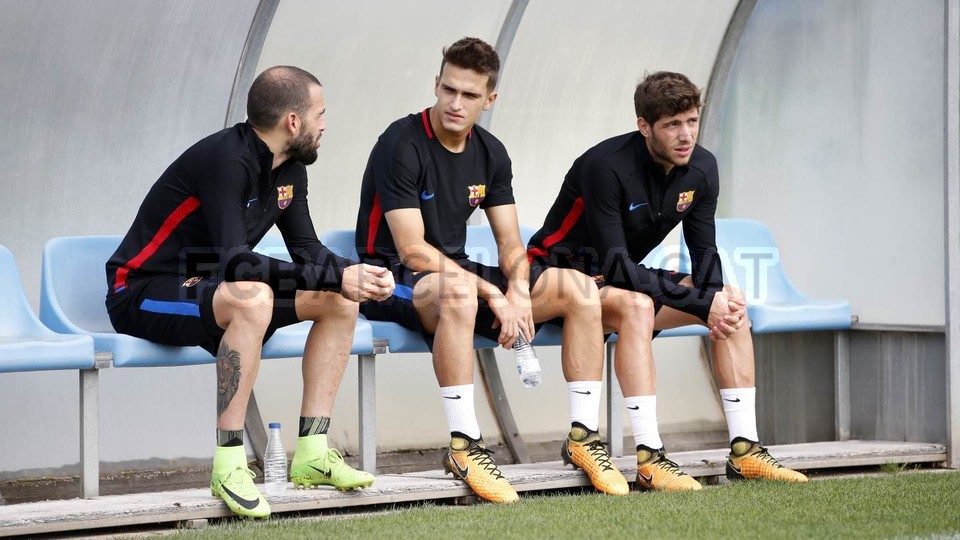 Aleix Vidal, Denis Suarez và Sergi Roberto, những ngôi sao đáng chú ý nhất trên sân tập Barca hôm nay.