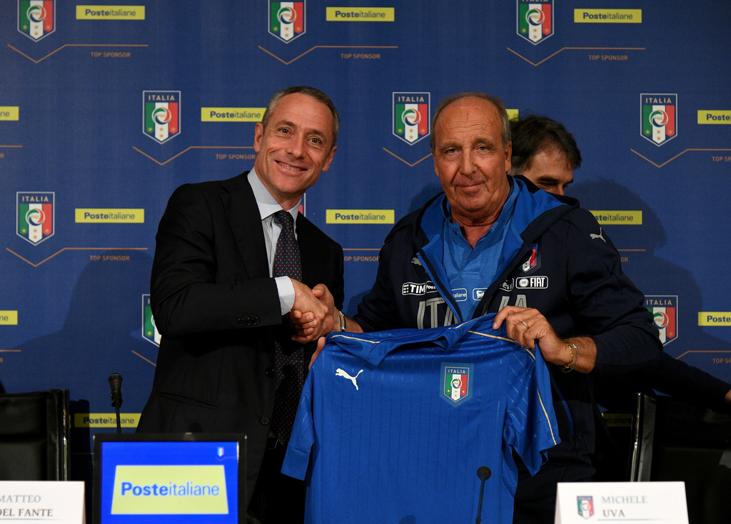 Giám đốc điều hành liên đoàn bóng đá Italia, Matteo Del Fante chụp ảnh cùng HLV Gian Piero Ventura trong buổi họp báo mới đây.