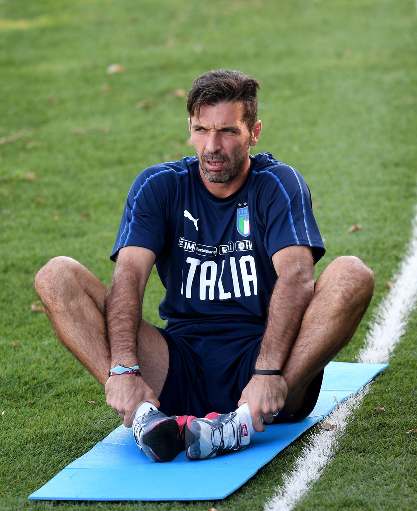 Gianluigi Buffon tập trung trong những huấn luyện mà Gian Piero Ventura đưa ra.