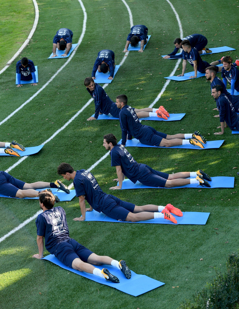 Dàn sao Italia nỗ lực tập luyện trước trận đấu với FYR Macedonia.