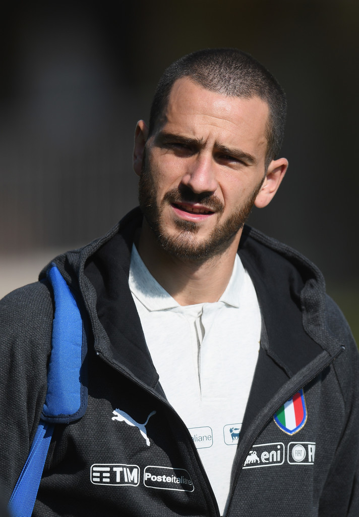 Leonardo Bonucci xuất hiện trên sân tập, anh có chuỗi trận không mấy hài lòng cùng AC Milan trong những ngày qua, mới nhất trận thua AS Roma.