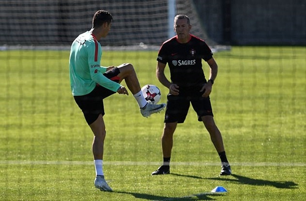 Anh thực hiện các bài tập dưới sự giám sát của HLV Antonio Gaspar.