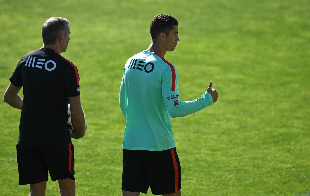 Ronaldo ra hiệu mình vẫn ổn và có thể thi đấu như bình thường.