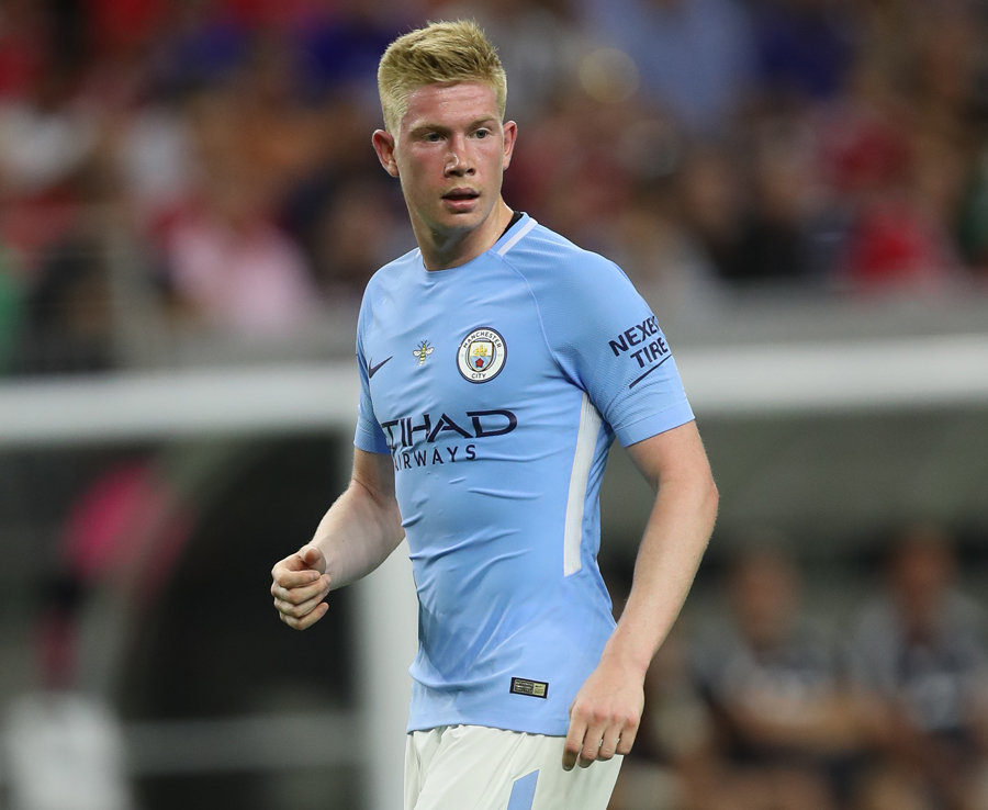 6. Kevin De Bruyne (Manchester City) - 3 lần - Tiền vệ người Bỉ vừa trở thành người hùng của Man City khi ghi bàn duy nhất giúp đội bóng đánh bại Chelsea. Tuy nhiên, với vai trò chính là kiến thiết lối chơi, De Bruyne chơi chói sáng với những lần kiến tạo của mình. Đặc biệt là trong trận thắng 5-0 trước Liverpool, anh kiến tạo 2 lần và được trang Whoscored chấm điểm cao nhất trận. Ảnh: Daily Star.