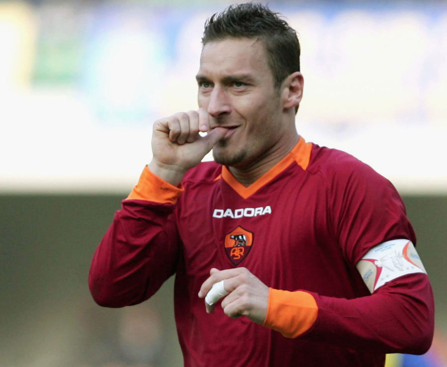 6. Francesco Totti (AS Roma) - Từ 1992 đến 2017 - Sau 25 năm cống hiến hết mình, Totti đã trở thành cầu thủ vĩ đại nhất lịch sử AS Roma. Anh có 786 trận thi đấu cho đội bóng thủ đô, ghi 307 bàn nhưng chỉ có duy nhất 1 danh hiệu Serie A. Ảnh: Daily Star.
