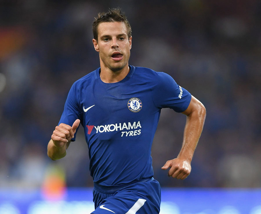 3. Cesar Azpilicueta (Chelsea) - 4 lần - Azpilicueta là một mũi tấn công đáng sợ trong đội hình của HLV Antonio Conte. Khả năng lên tham gia tấn công của anh là tuyệt vời và 4 lần kiến tạo đến thời điểm này là minh chứng hùng hồn nhất. Ảnh: Daily Star.