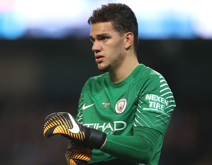 Ederson Moraes - Từ 25,7 triệu euro tăng lên 28,6 triệu euro. Xứng đáng là người gác đền số 1 của Man City hiện nay. Ederson ra sân cả 7 trận ở Ngoại hạng Anh và chỉ để thủng lưới 2 lần. Nếu tiếp tục phong độ này, xem ra Claudio Bravo sẽ phải ngồi dự bị dài dài trong mùa giải 2017/18.