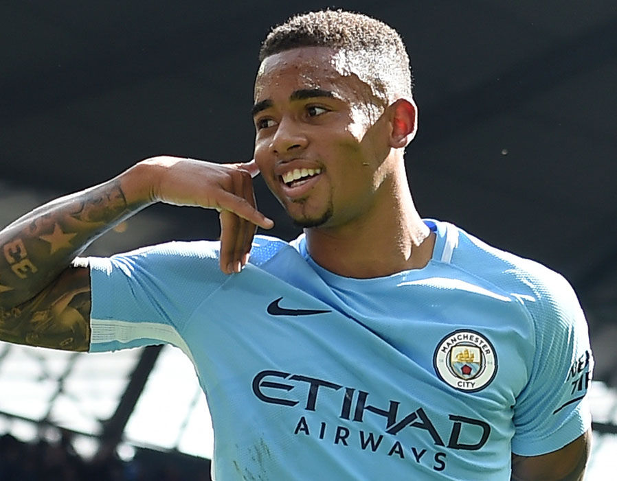 Gabriel Jesus - Từ 62,6 triệu euro tăng lên 69,8 triệu euro. Jesus đang chơi ngày càng hay ở Man City, trong 6 trận đã chơi mùa này, Jesus ghi tới 4 bàn và kiến tạo 1 lần. Trong thời gian, Pep Guardiola cũng thử nghiệm thành công cặp tiền đạo Jesus và Sergio Aguero. Tuy nhiên El Kun đang dưỡng thương và nhiệm vụ ghi bàn đang đè nặng lên vai Jesus.