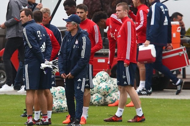 Phong cách giản dị của Heynckes trên sân tập.