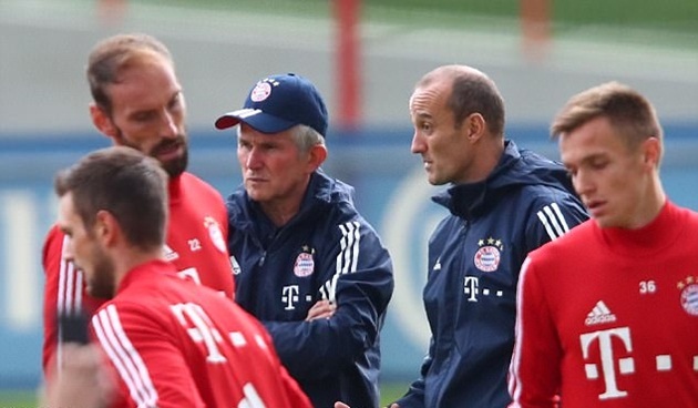 Những trao đổi cần thiết với trợ lý sẽ giúp Heynckes hiểu rõ hơn về tình hình đội bóng.