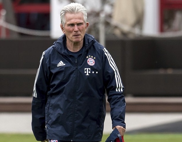 Vị chiến lược gia 72 tuổi và dáng vẻ lạnh lùng trong ngày thị sát các học trò mới.